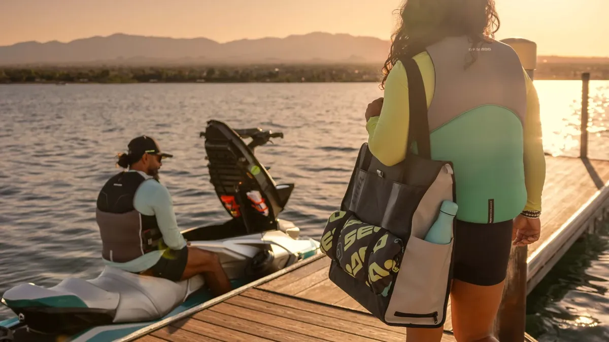 Sea-Doo GTX Limited 325: Personen auf einem Steg neben einem Jetski