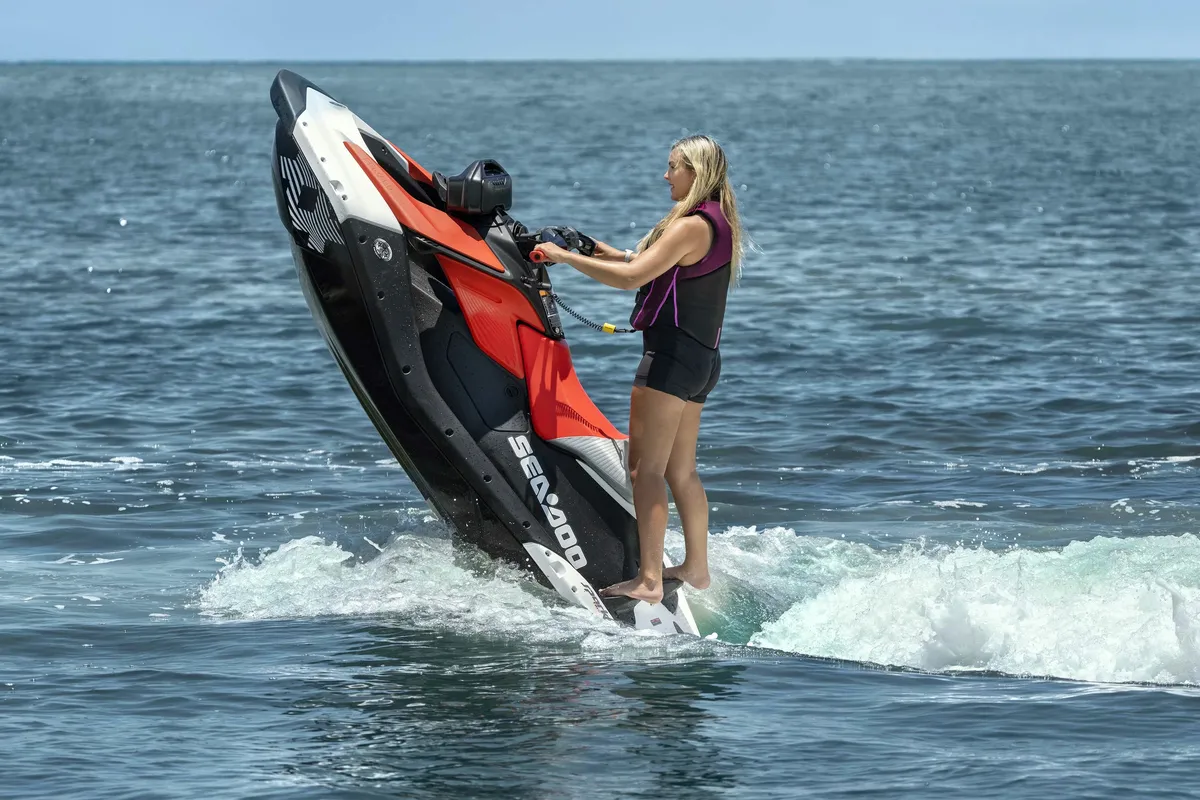 Sea-Doo Spark Trixx: Eine Frau, die auf einem Jetski steht