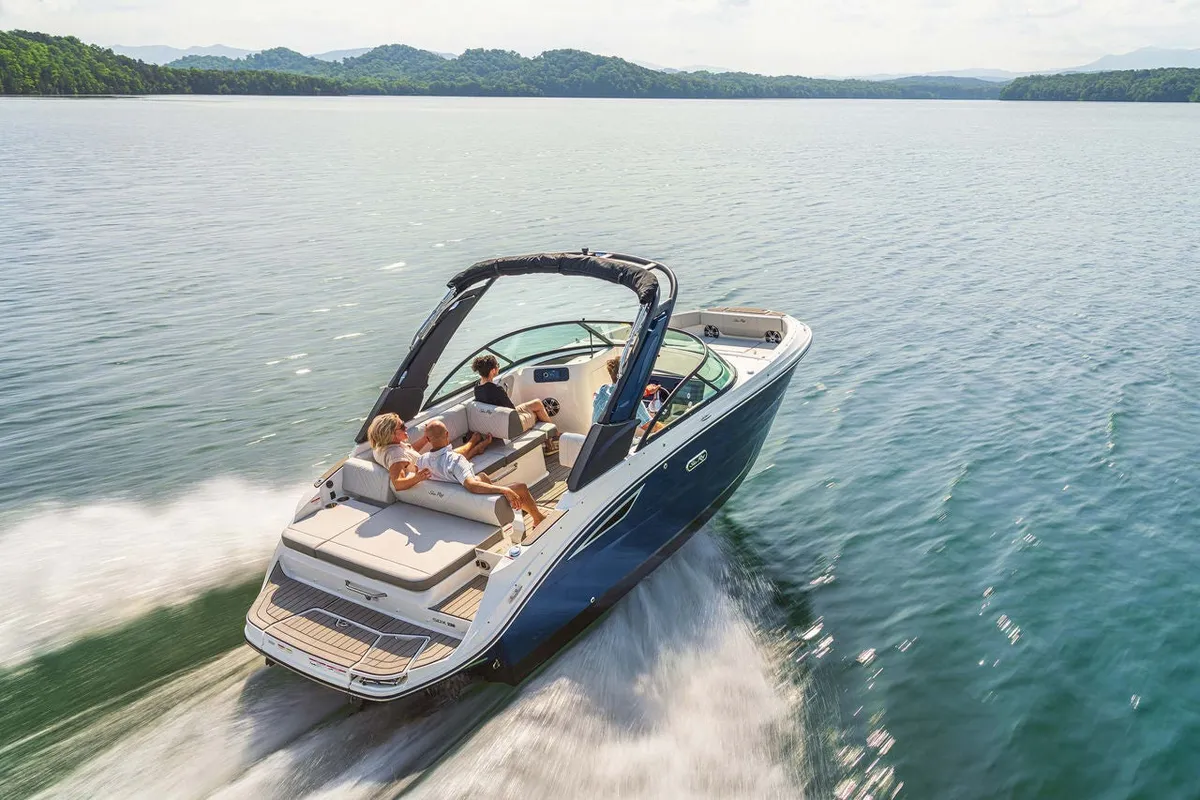 Sea Ray SDX 230: Boat cruising on a lake