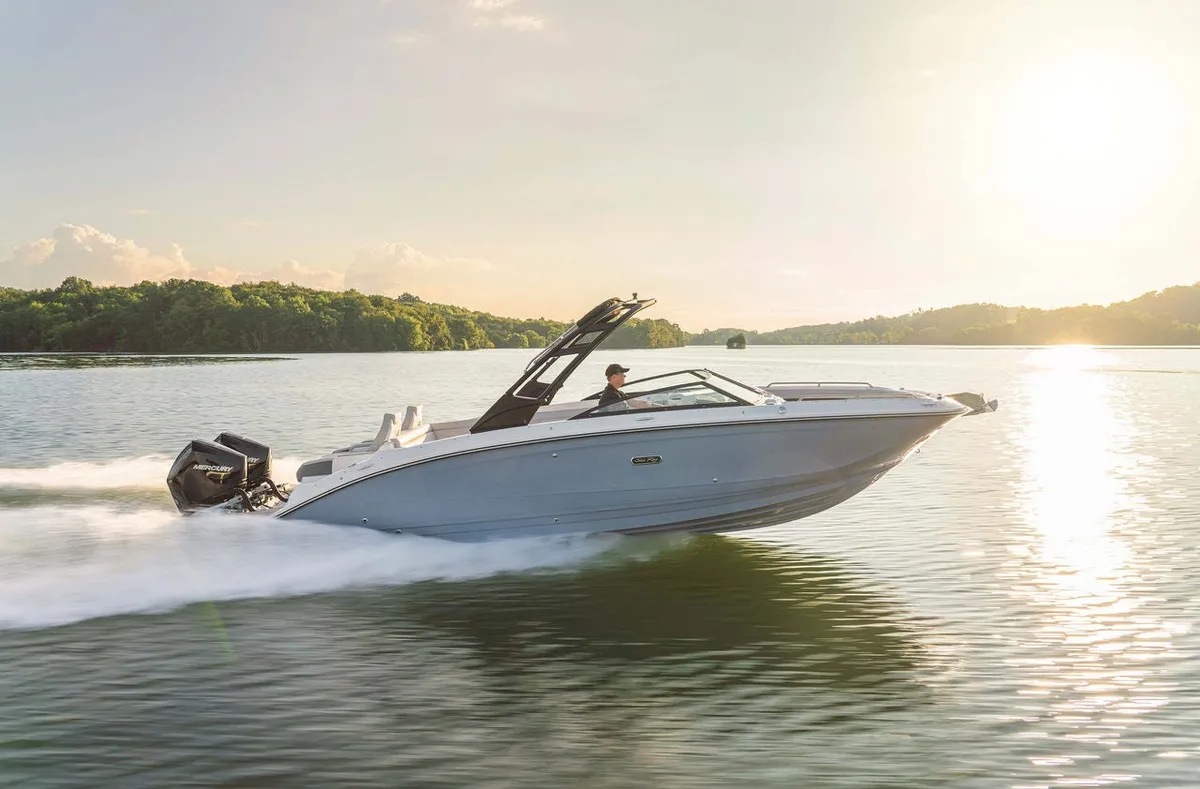 Sea Ray SDX 290 Outboard: Boat cruising on a lake