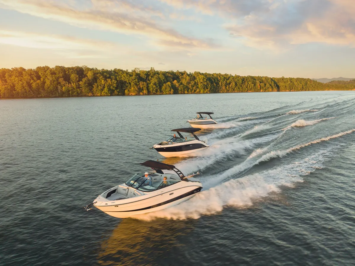 Sea Ray SLX 260: Three boats cruising on a lake
