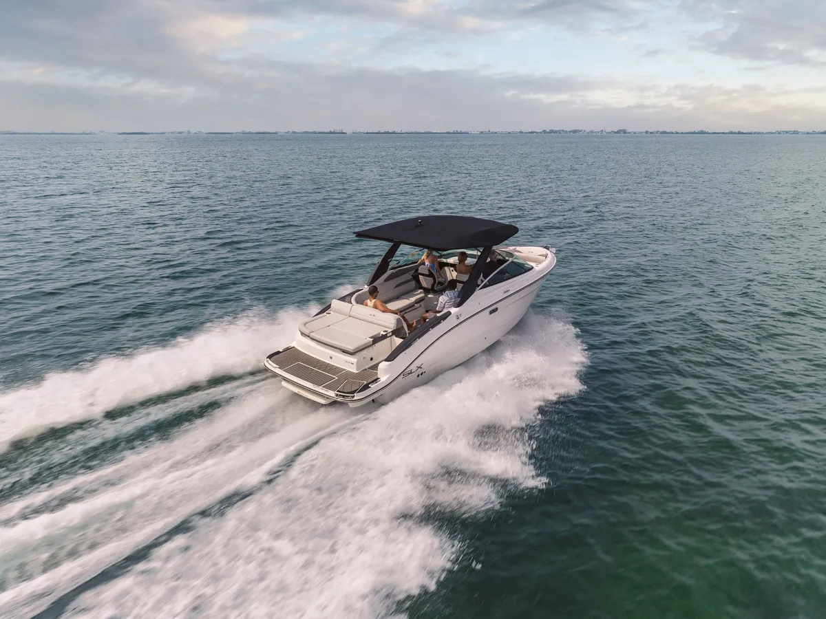 Sea Ray SLX 280: Boat cruising at sea