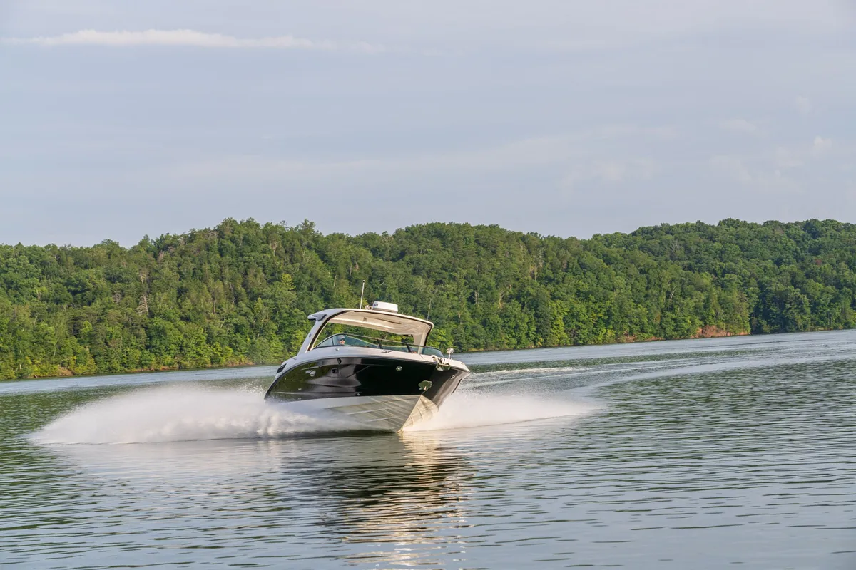 Sea Ray SLX 350: Boat cruising on a lake