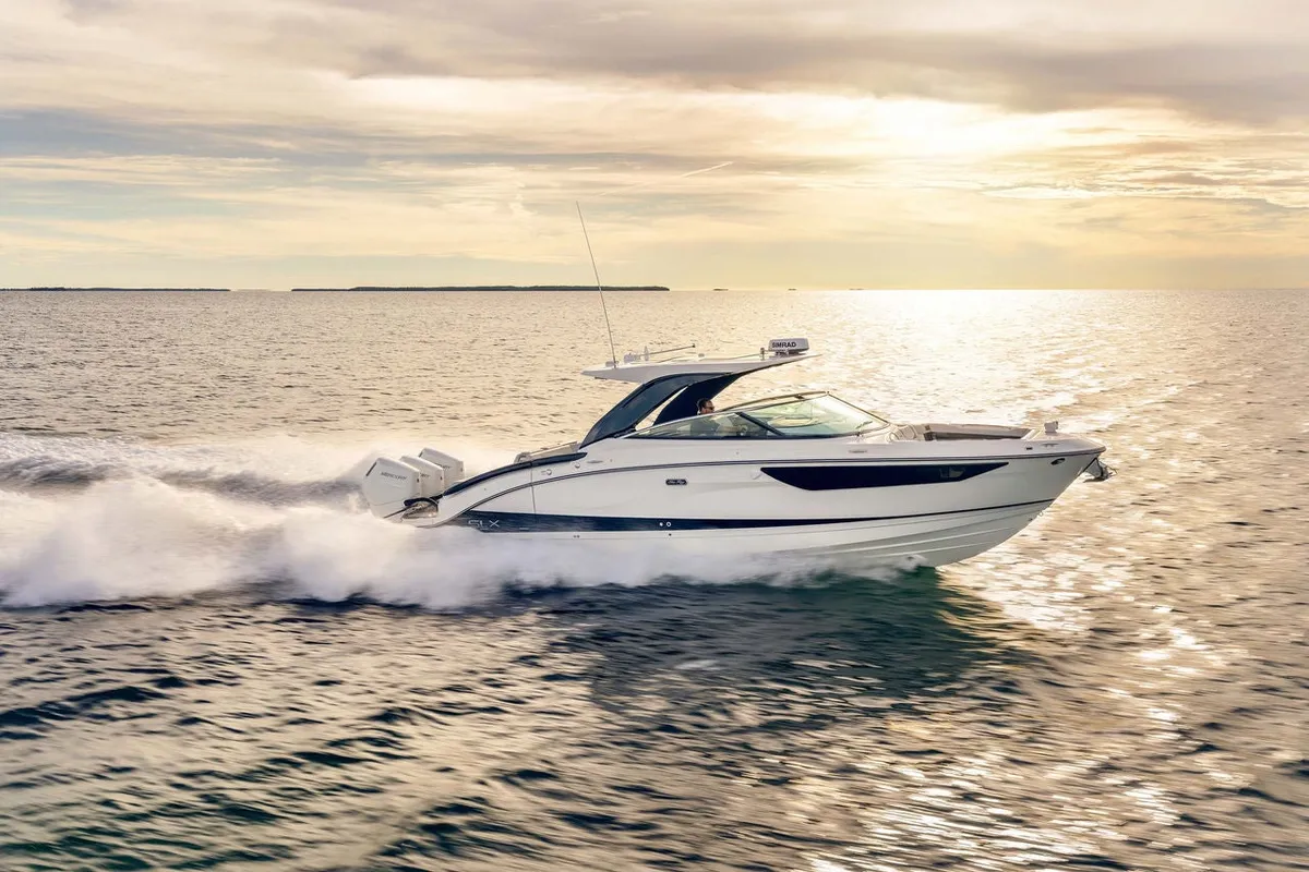 Sea Ray SLX 360 Outboard: Boat cruising at sea