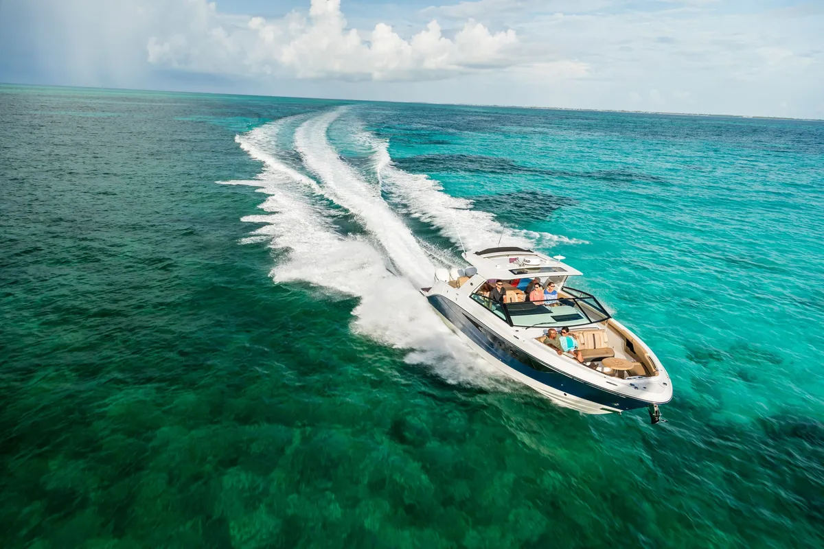 Sea Ray SLX 400 Outboard: Boat cruising at sea