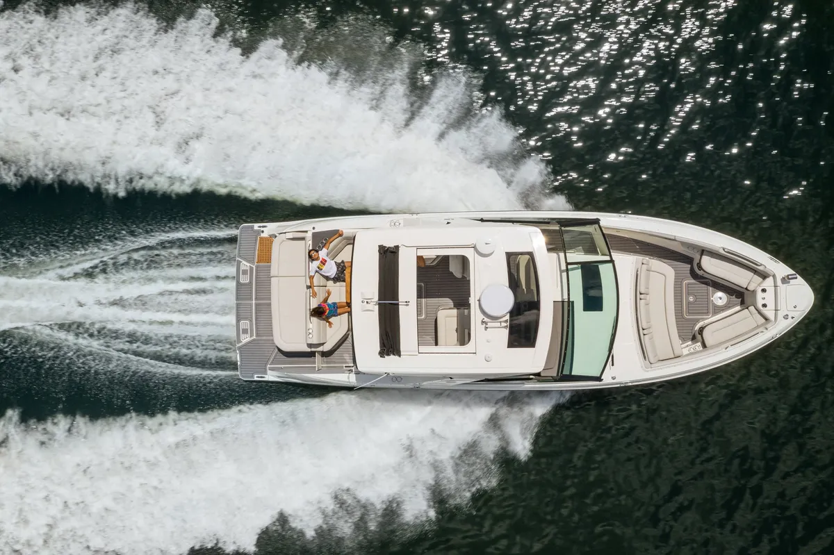 Sea Ray SLX 400: Boat cruising on the water from a bird's-eye view