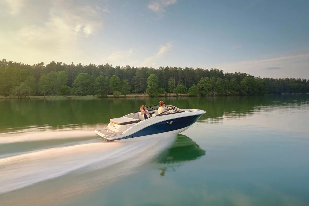 Sea Ray SPX 190: Boat cruising on a lake