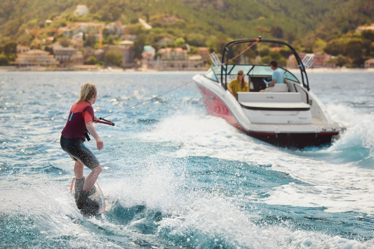 Sea Ray SPX 210: Frau beim Wakesurfen hinter einem Boot