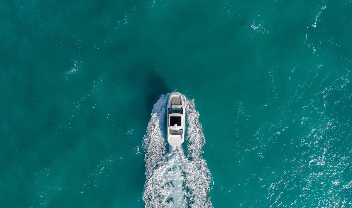 Sea Ray Sundancer 320: Ein Boot, das auf dem Meer fährt, aus der Vogelperspektive betrachtet