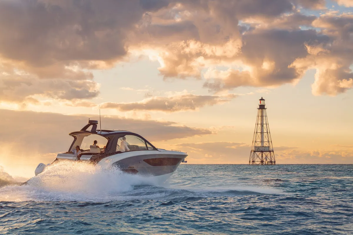 Sea Ray Sundancer 370 Outboard: Das Boot gleitet über das Meer