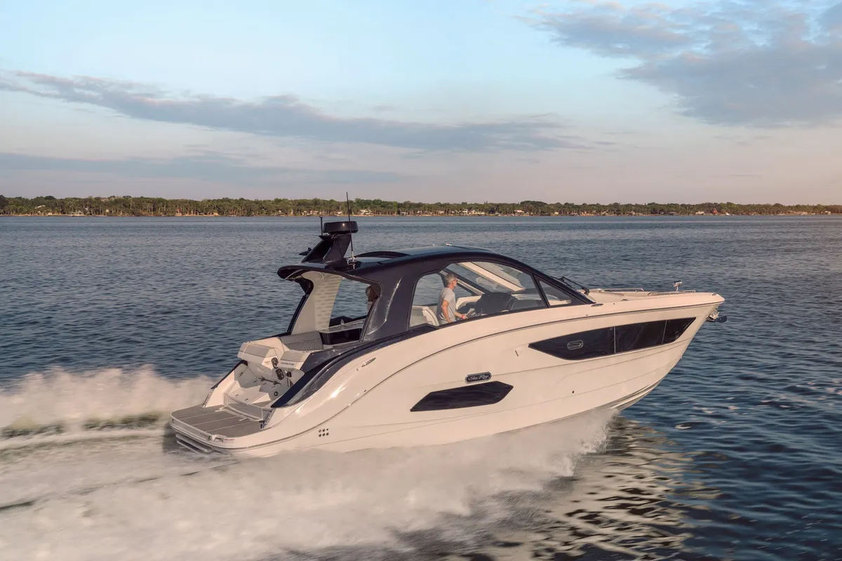 Sea Ray Sundancer 370: Bootsfahrt auf dem Wasser