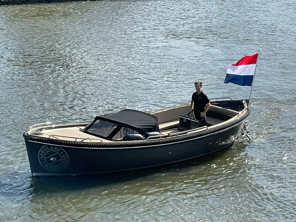 Seafury 730 Comfort: Ein unter niederländischer Flagge fahrendes Boot