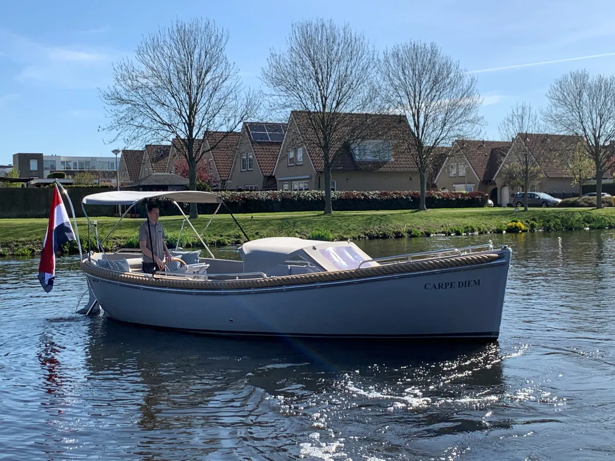 Seafury 730 Comfort: Sloop cruising through a residential area along a canal