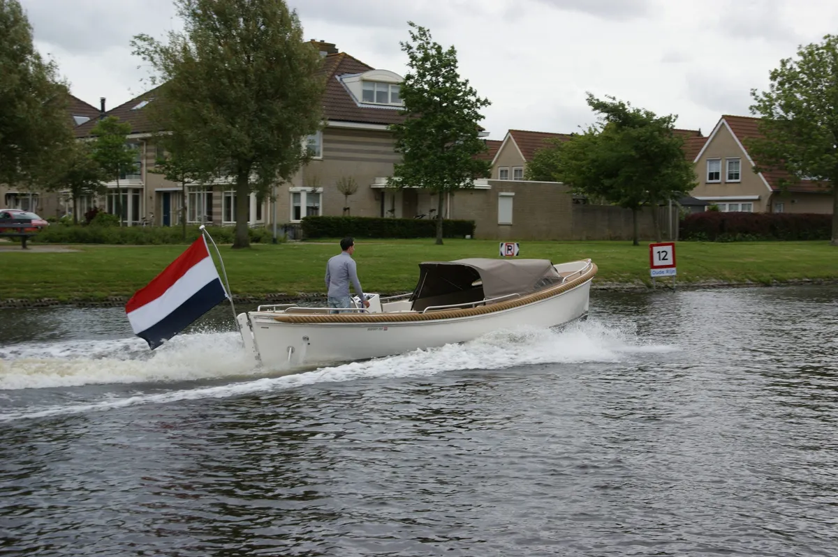 Seafury 760: Boat cruising through a residential area