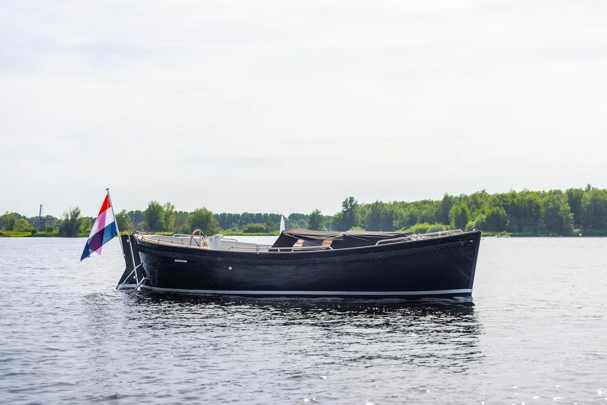 Seafury 900: Un sloep noir sur l'eau