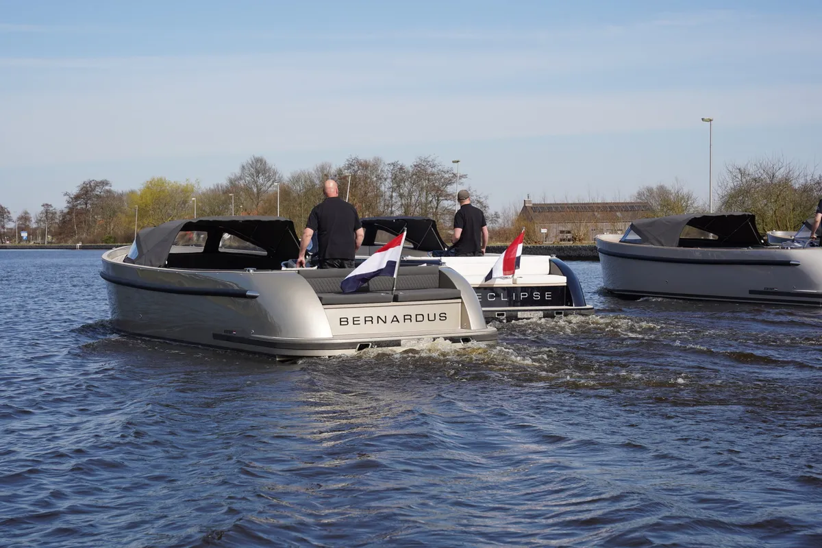 Seafury Tender Hawker Z8: Boats cruising on the water