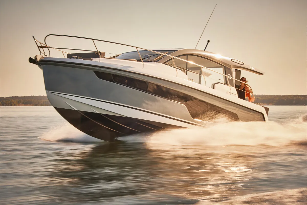 Sealine C335: Bootsfahrt auf dem Wasser