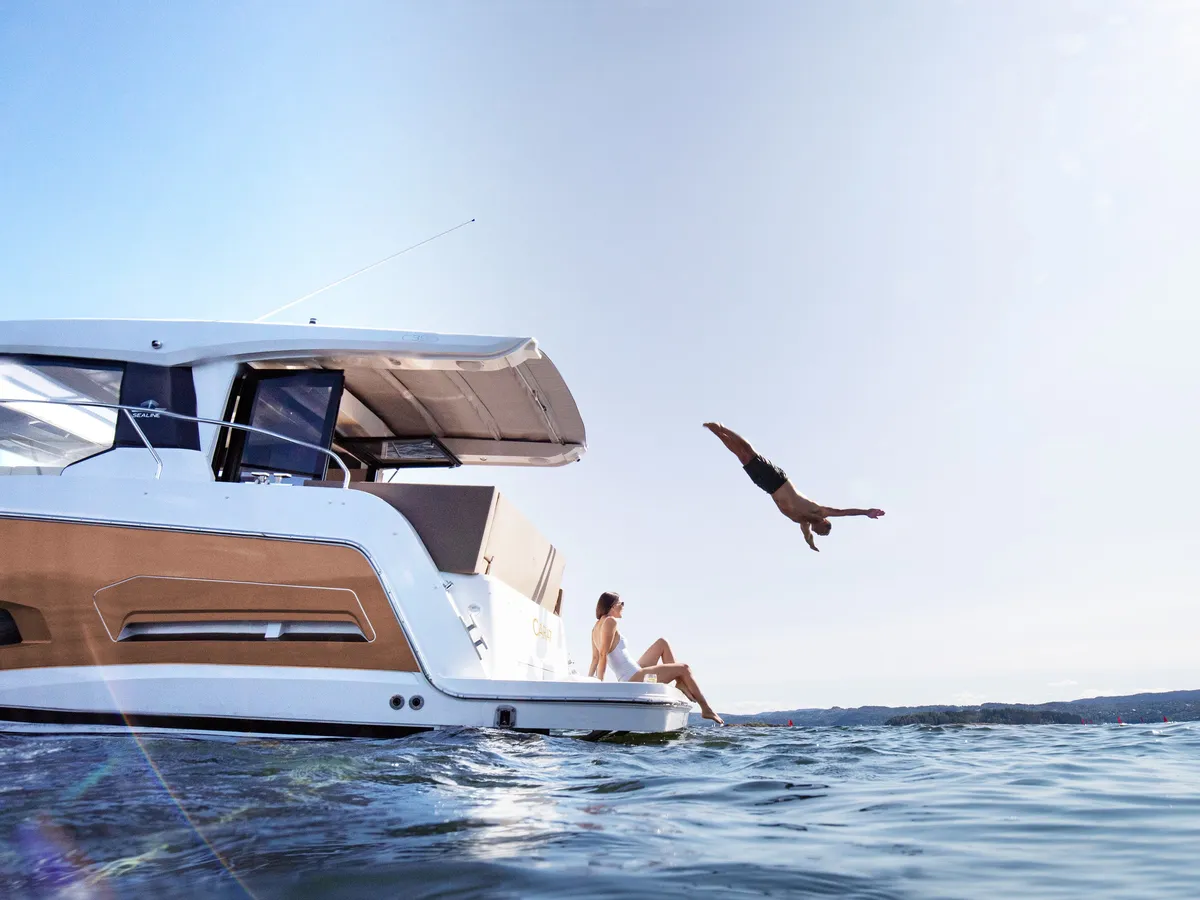 Sealine C390: Man diving from a boat