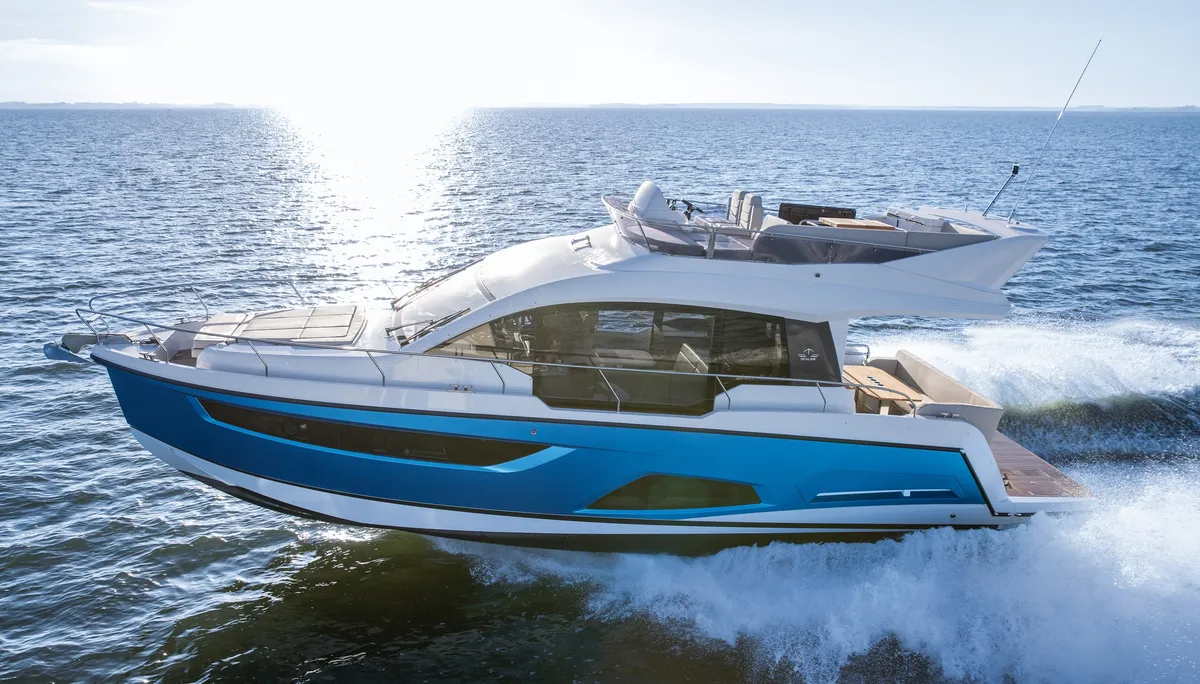 Sealine F430: Bootsfahrt auf dem Meer