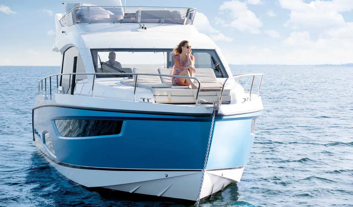 Sealine F430: Boat with a woman on the foredeck
