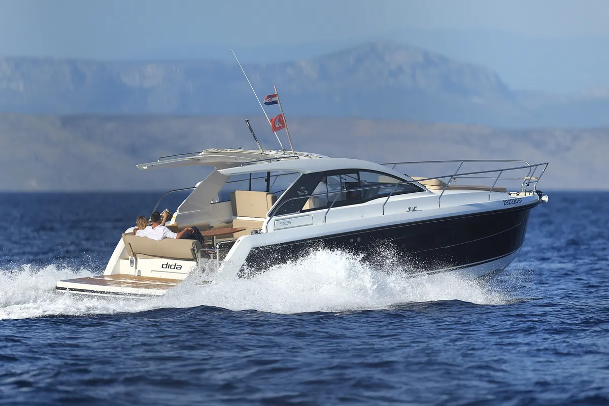 Sealine S335: Bootsfahrt auf dem Meer