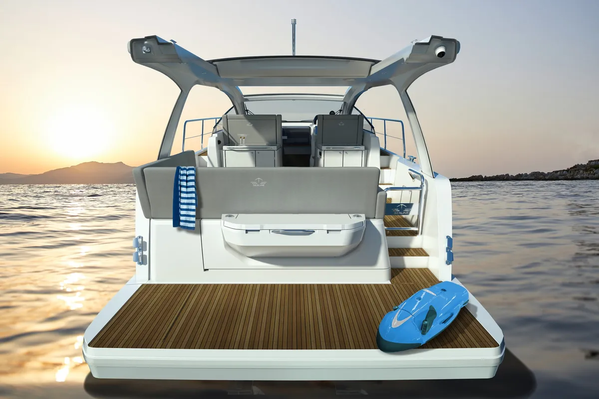 Sealine S390: Stern with swim platform and jet ski