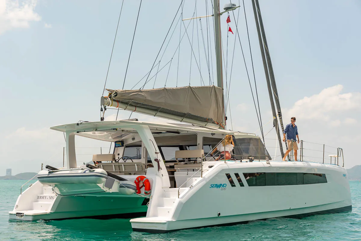 Seawind Catamarans 1370: Katamaran mit einem Segelboot auf dem Meer