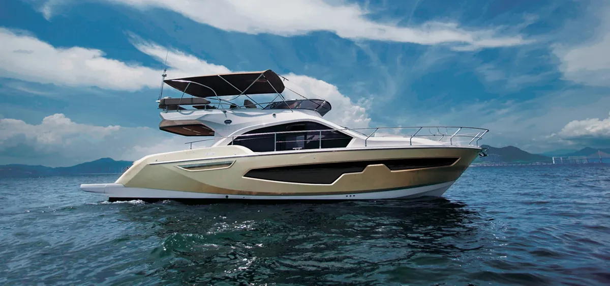 Sessa Marine Fly42: Yacht cruising at sea