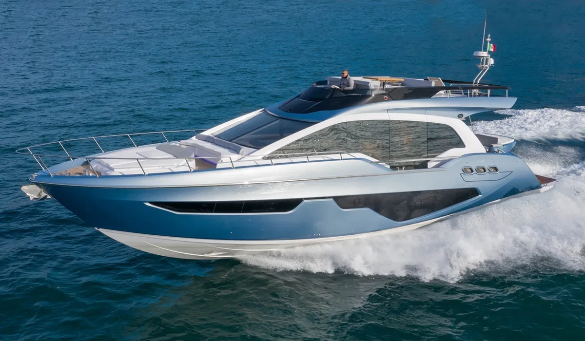 Sessa Marine Fly68 Gullwing: Bootsfahrt auf dem Meer