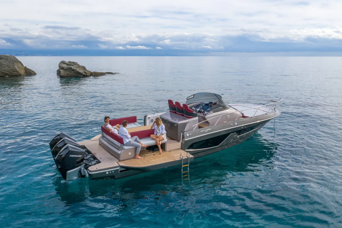 Sessa Marine Key Largo 40: Side view of a sports boat at sea