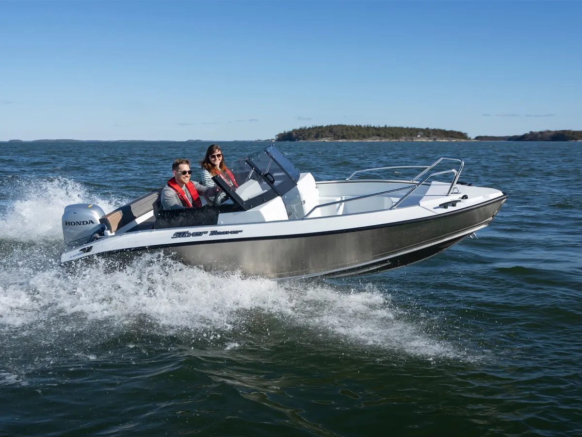 Silver Boats Beaver BR: Ein Schnellboot rast über das Meer
