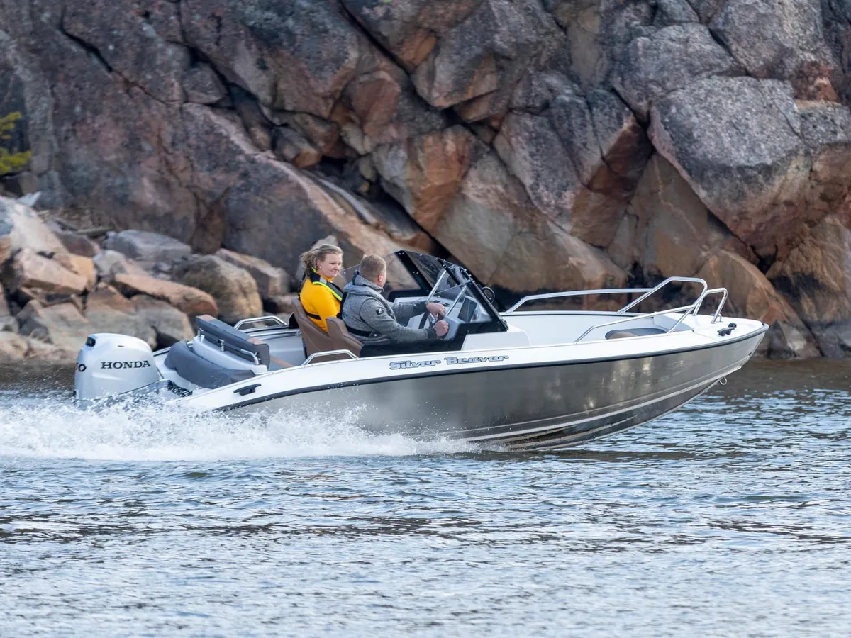 Silver Boats Beaver BR: Boat cruising past rocks