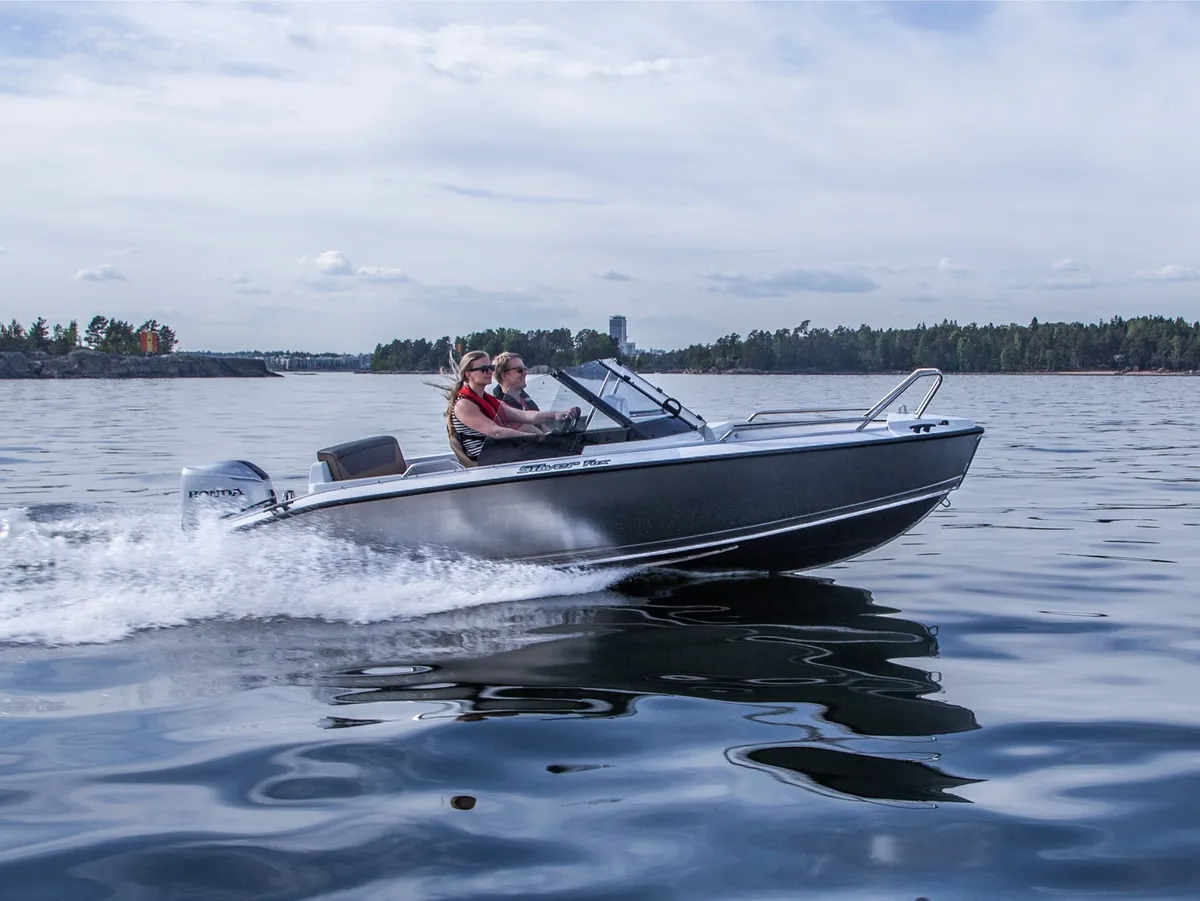 Silver Boats Fox BR: Boat cruising on water