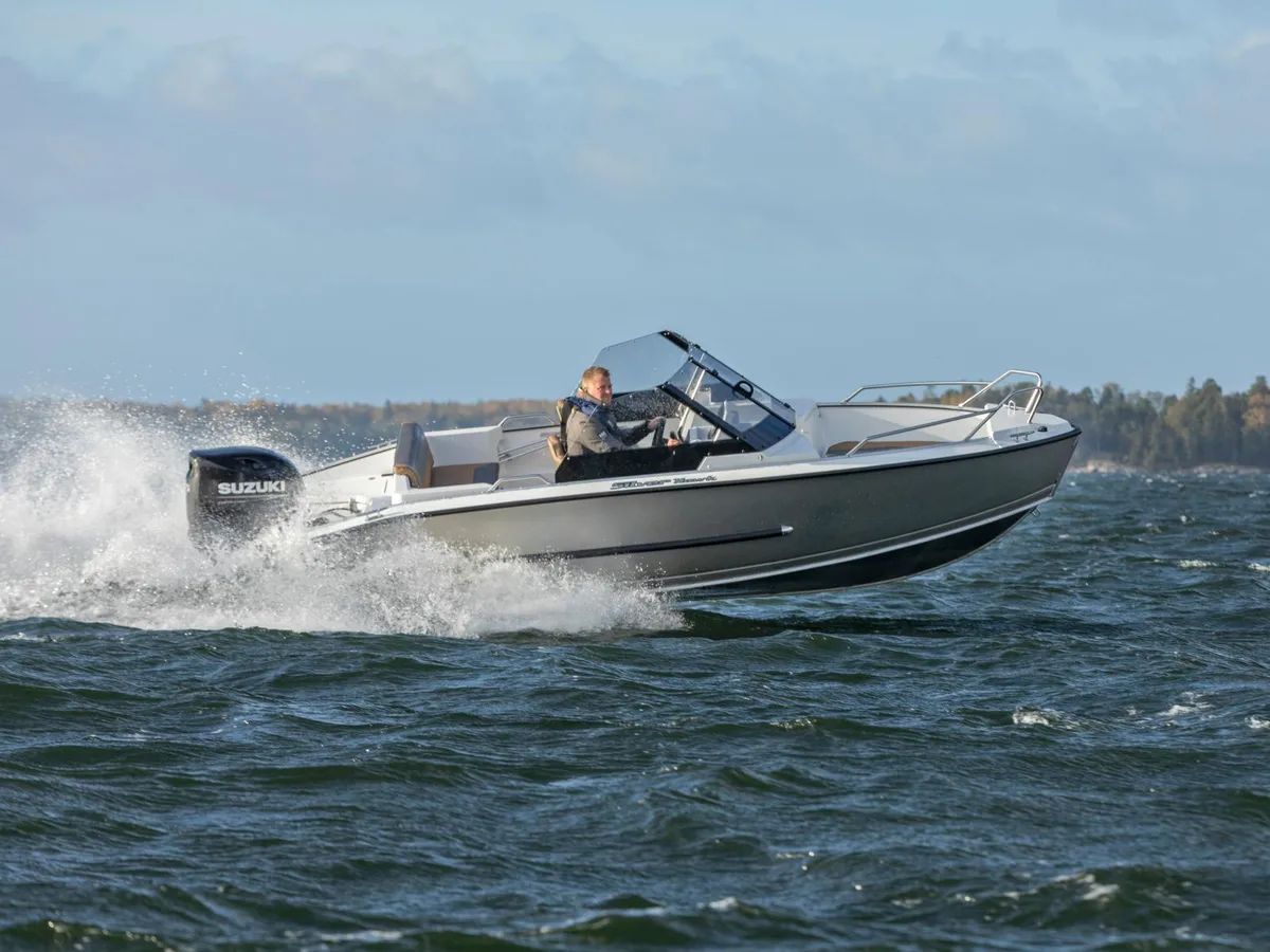 Silver Boats Hawk BR: Bootsfahrt auf dem Meer mit einem Mann