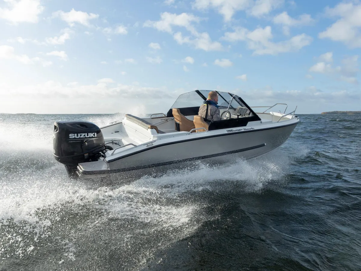 Silver Boats Hawk BR: Boat travelling at high speed