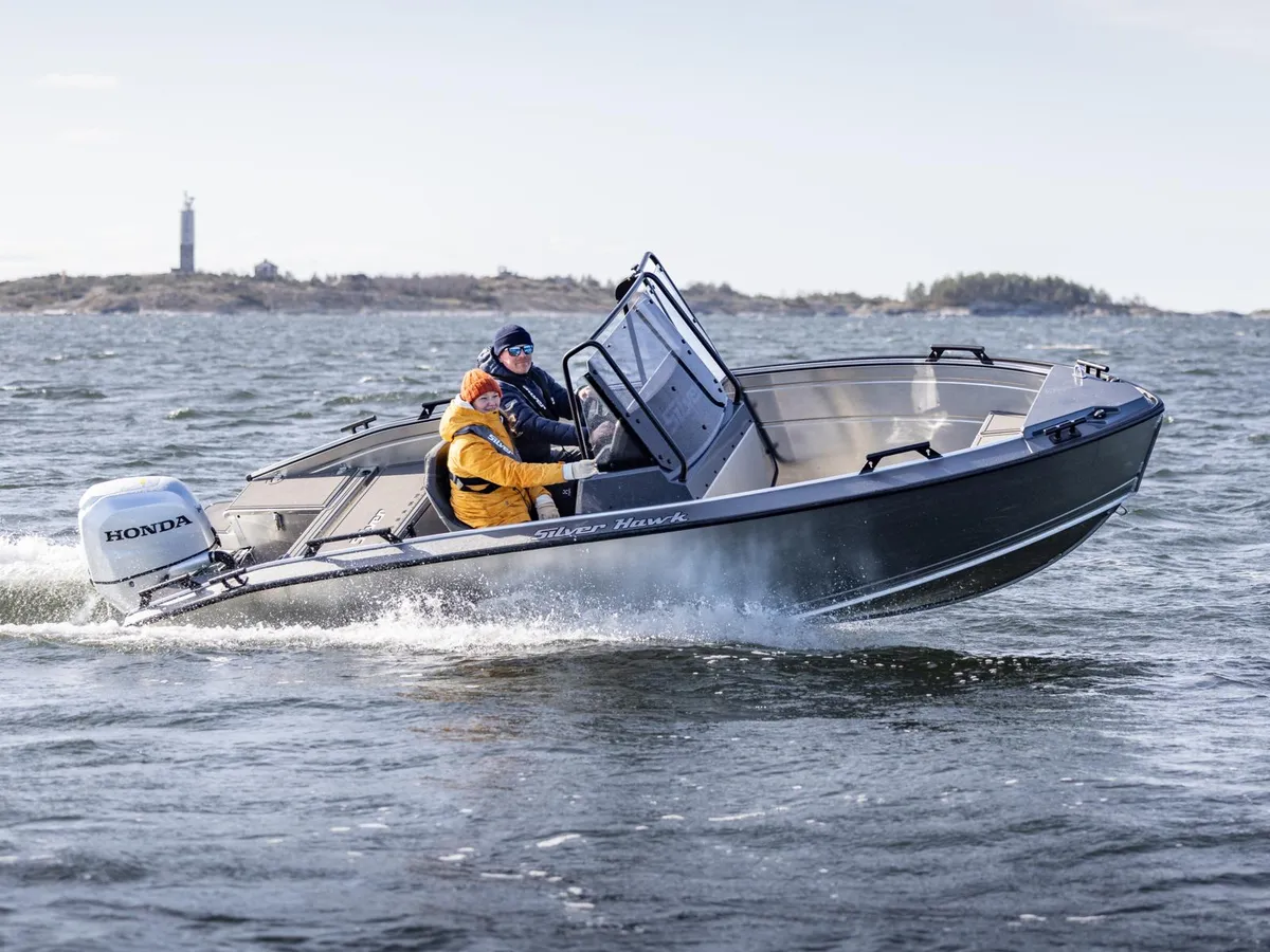 Silver Boats Hawk SCX: Boat cruising at sea