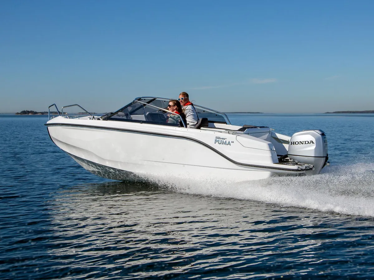 Silver Boats Puma BR: Das Boot fährt schnell auf dem Meer