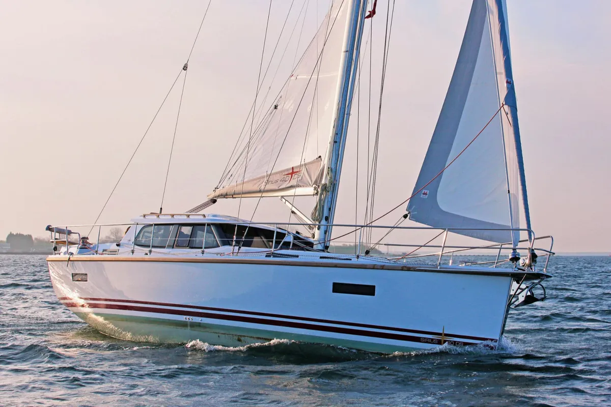Sirius-Werft 40 DS: Side view whilst sailing
