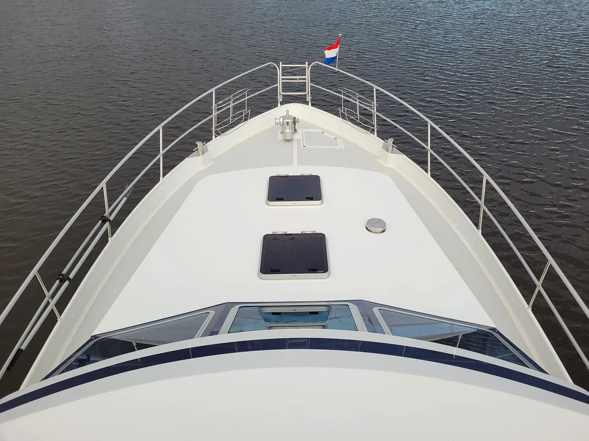 Smelne Yachtcenter 400 S: Vordeck mit einer niederländischen Flagge