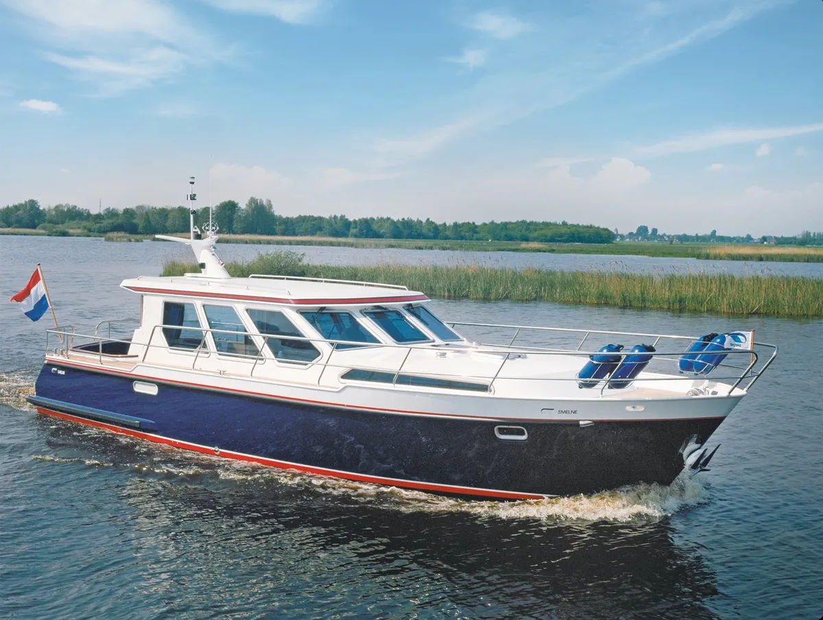 Smelne Yachtcenter 420 OC: Boat cruising on water