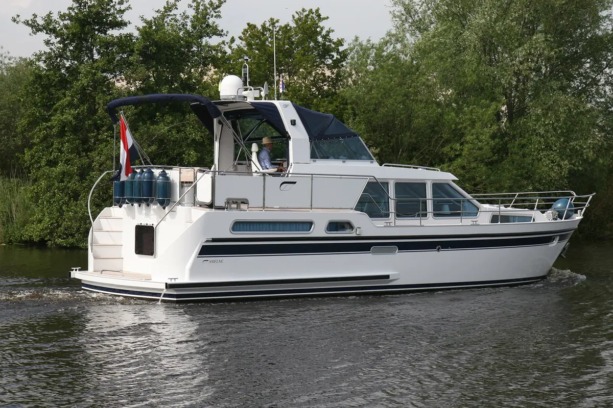 Smelne Yachtcenter 430 S: Motorboat cruising on the water