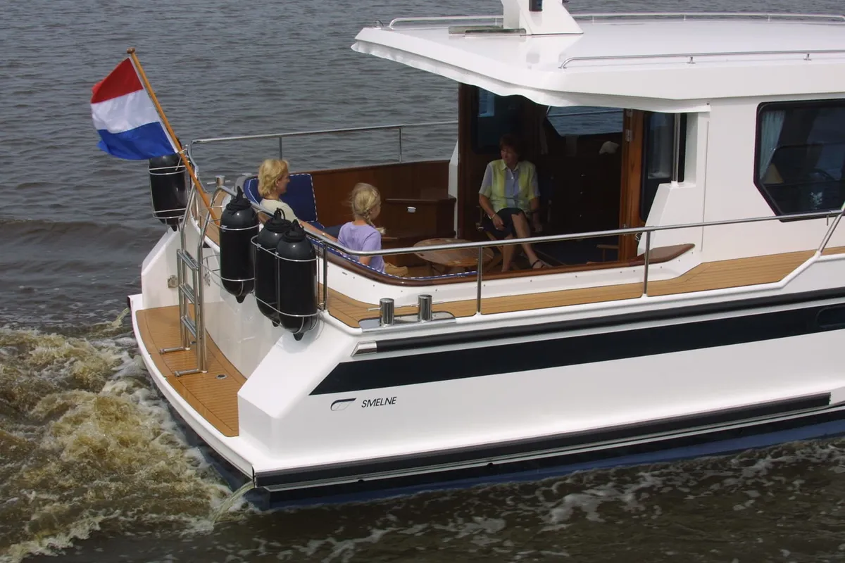 Smelne Yachtcenter 460 OC: Boat aft deck with passengers
