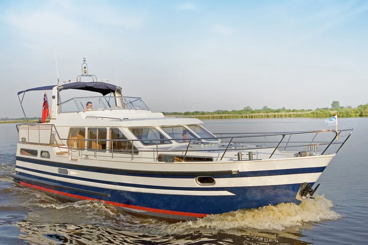 Smelne Yachtcenter 470 S: Motorboat cruising on the water