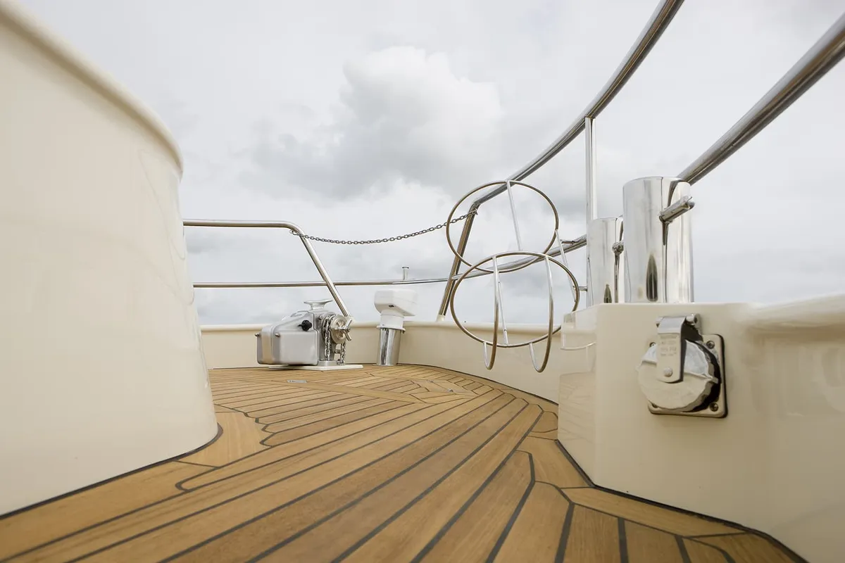 Smelne Yachtcenter 480 SH: Fore deck with anchor winch and teak deck