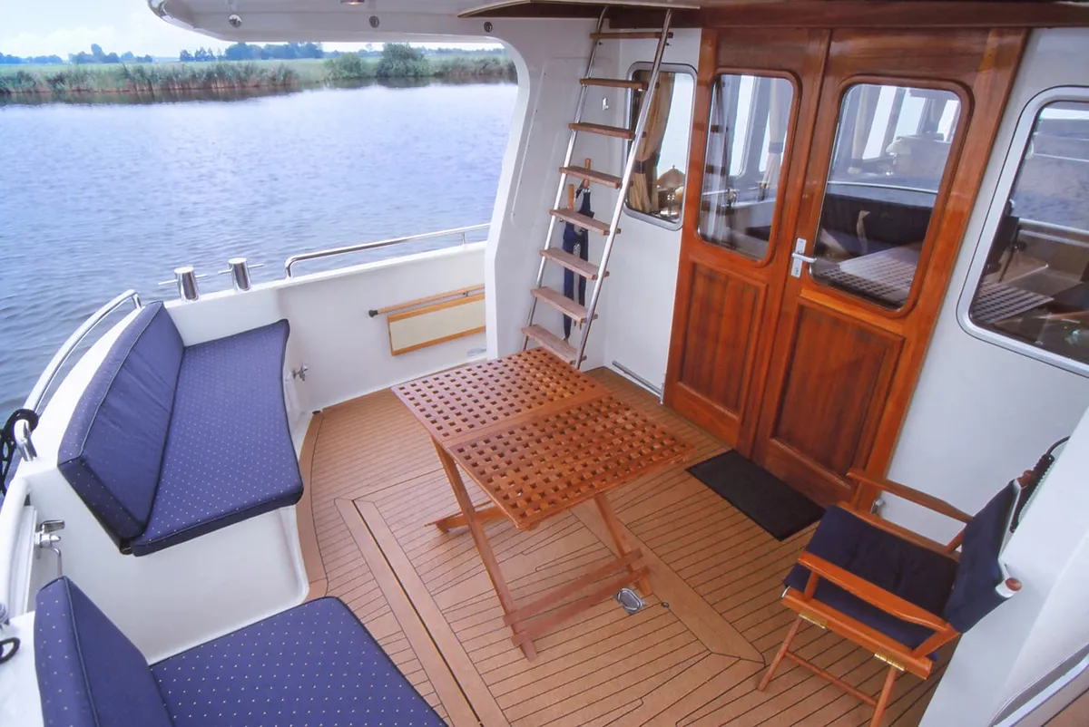 Smelne Yachtcenter Salonvlet 500 OC: Achterdeck mit Bänken und einem Tisch