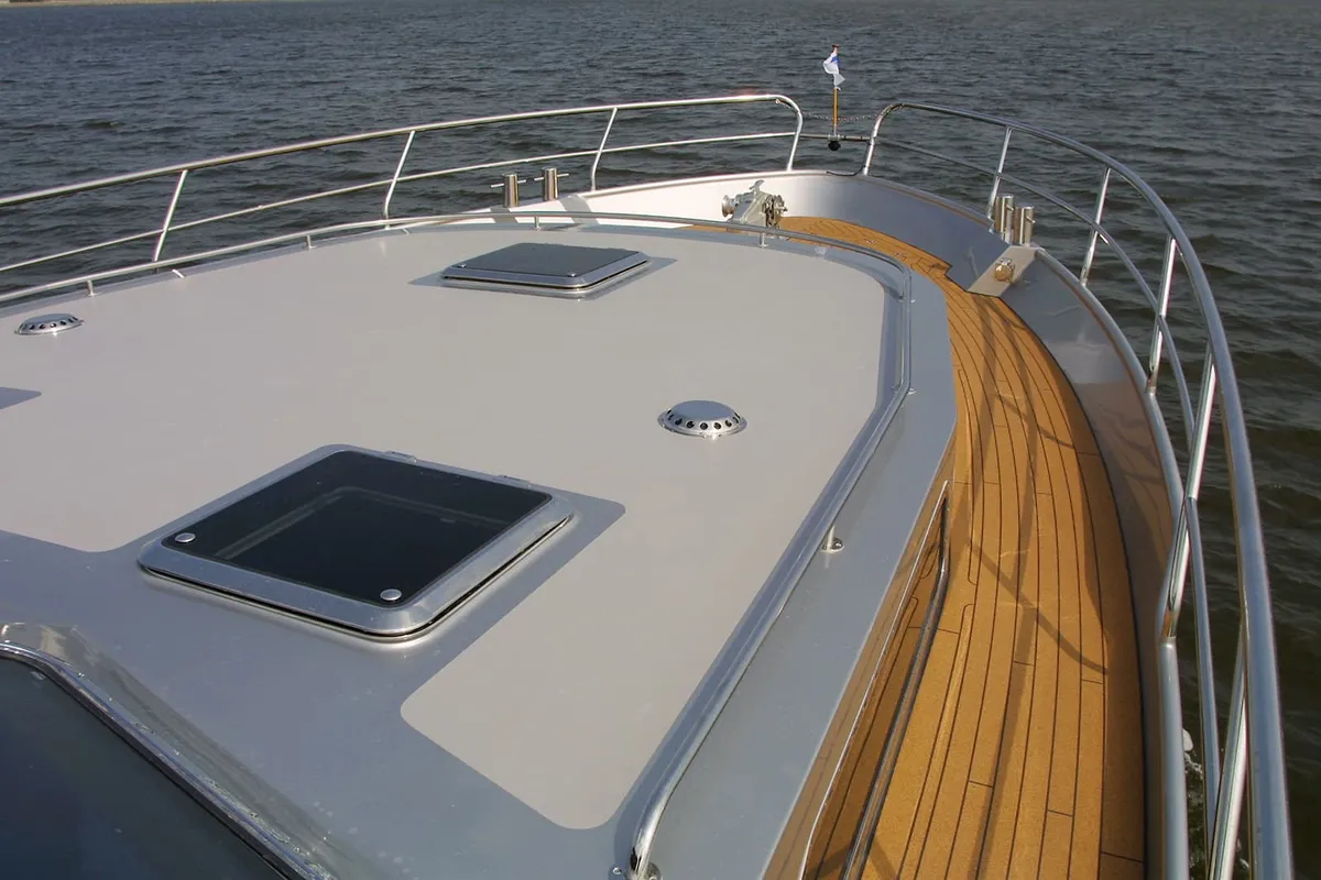 Smelne Yachtcenter Slingshot 500 OC: Vorderdeck mit Luken und Teakholz