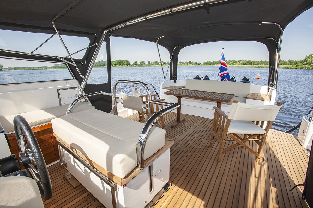 Smelne Yachtcenter Trawler 530 AC: Deck-Bereich mit Bänken und einem Tisch