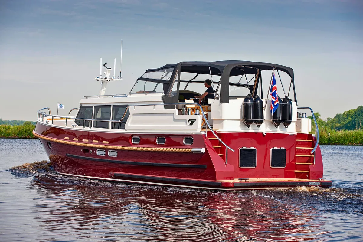 Smelne Yachtcenter Trawler 530 AC: Un bateau rouge naviguant sur l'eau