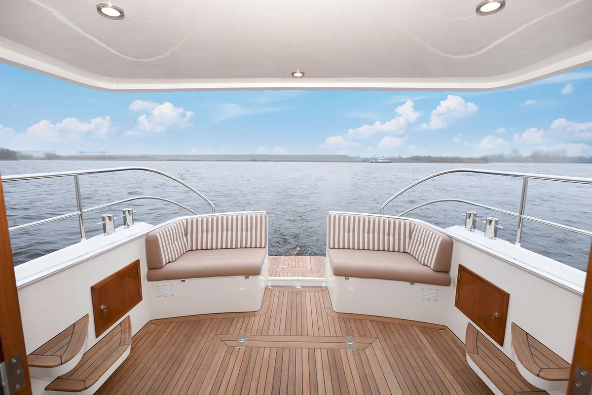 Smelne Yachtcenter Vlet 420 OC: Aft deck with seating and a view