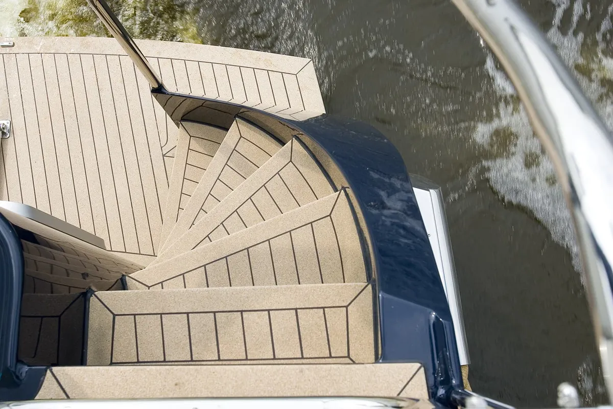 Smelne Yachtcenter Vlet 430 AC: Ladder to the boat’s swim platform